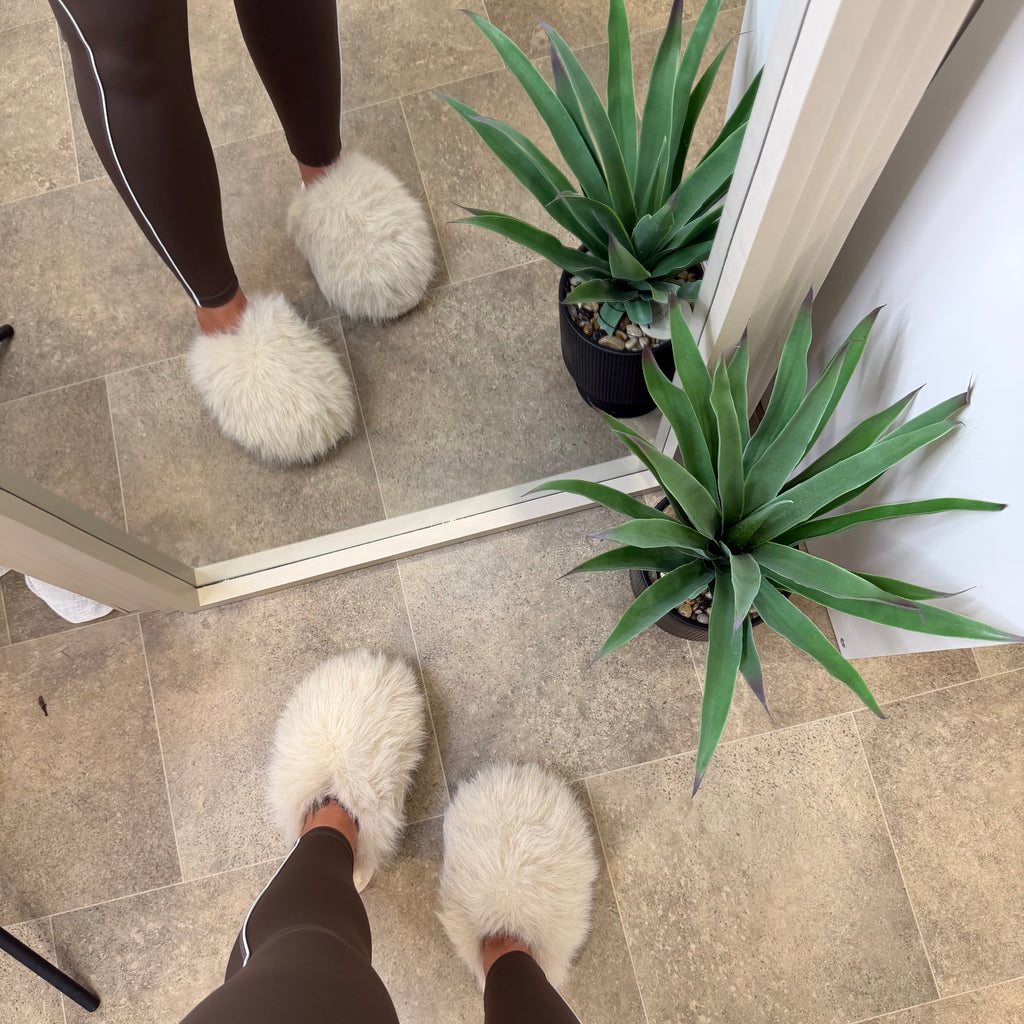 Beige fluffy slippers